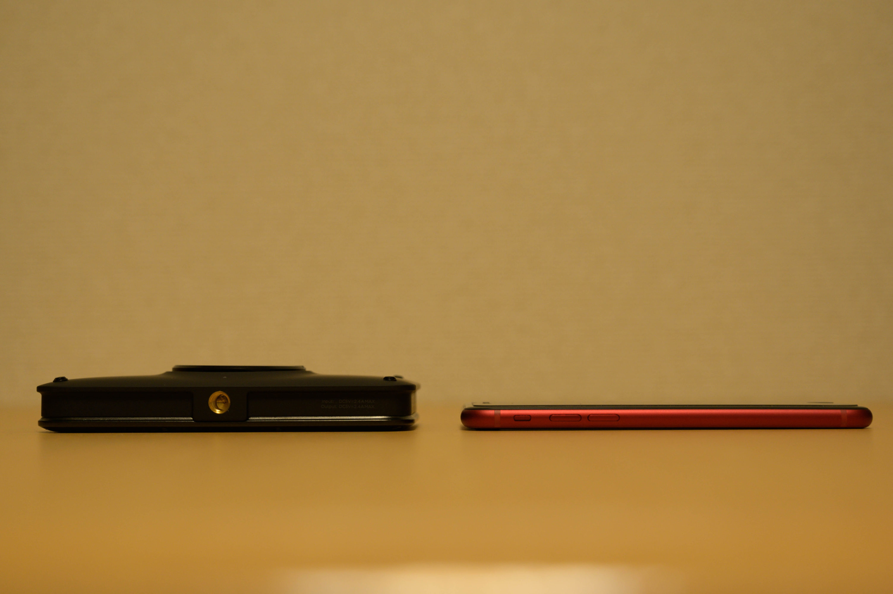 LUMENAII（左）・iPhone8（右）